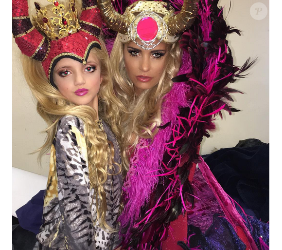 Katie Price a publié une photo avec sa fille Princess maquillée alors qu'elle n'a que 8 ans sur sa page Instagram, le 14 décembre 2015.
