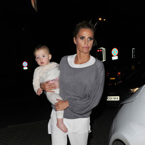 Katie Price, son mari Kieran Hayler et leur fille Bunny à la sortie du New Victoria Theatre à Woking, le 11 décembre 2015.