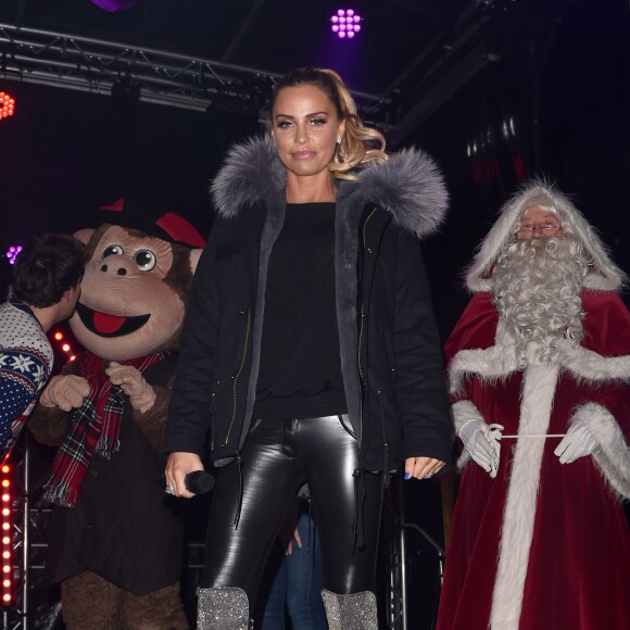 Katie Price donne le coup d'envoi des illuminations de Noël du centre commercial Woking à Londres, le 19 novembre 2015