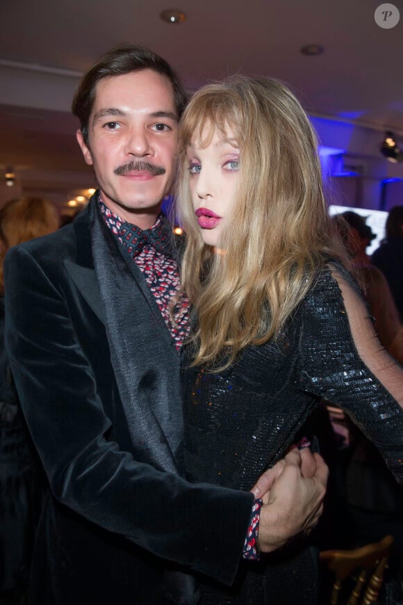 Elie Top et Arielle Dombasle - Dîner organisé par Babeth Djian au profit de l'association AEM (un Avenir pour les Enfants du Monde) au bénéfice des enfants du Rwanda, à l'Espace Pierre Cardin, à Paris, le 16 décembre 2015. © Olivier Borde / Bestimage