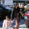 Kourtney Kardashian accompagne sa fille Penelope Disick et sa nièce North West à leur cours de danse à Woodland Hills, le 16 décembre 2015.