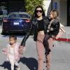 Kourtney Kardashian accompagne sa fille Penelope Disick et sa nièce North West à leur cours de danse à Woodland Hills, le 16 décembre 2015.