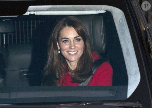Kate Middleton a pris part le 16 décembre 2015, avec son fils le prince George de Cambridge et son beau-frère le prince Harry, au déjeuner de Noël organisé par la reine Elizabeth II à Buckingham Palace, à Londres.