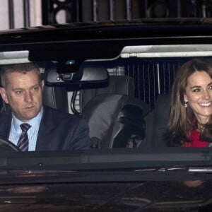 Kate Middleton a pris part le 16 décembre 2015, avec son fils le prince George de Cambridge et son beau-frère le prince Harry, au déjeuner de Noël organisé par la reine Elizabeth II à Buckingham Palace, à Londres.