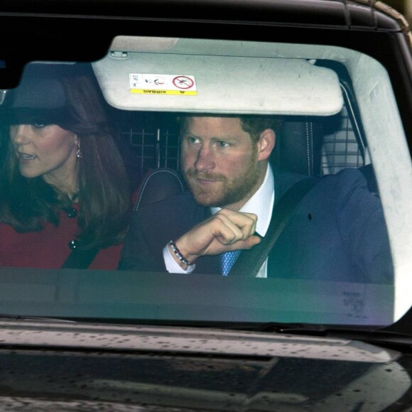 Kate Middleton a pris part le 16 décembre 2015, avec son fils le prince George de Cambridge et son beau-frère le prince Harry, au déjeuner de Noël organisé par la reine Elizabeth II à Buckingham Palace, à Londres.