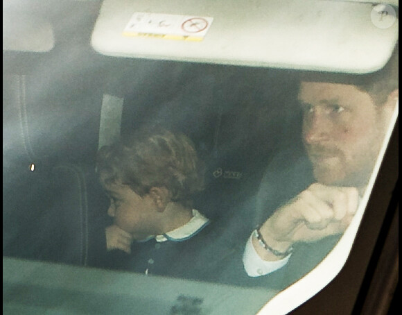 Le prince George de Cambridge et son oncle le prince Harry arrivant au déjeuner de Noël organisé par la reine Elizabeth II à Buckingham Palace, à Londres, le 16 décembre 2015.