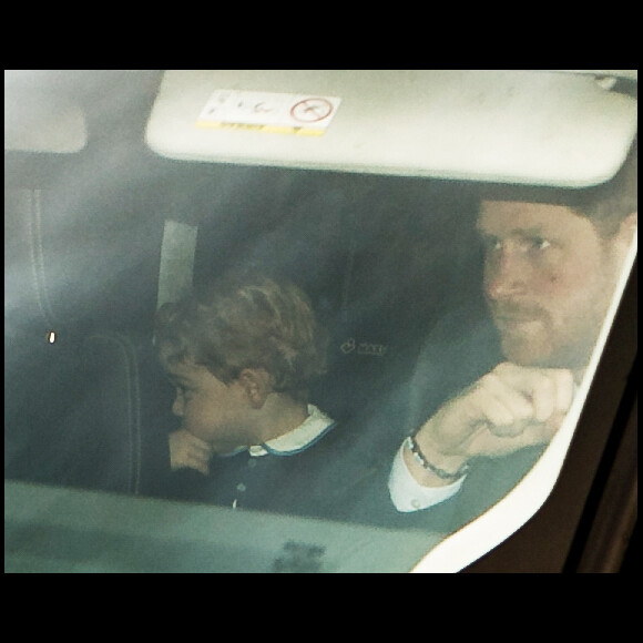 Le prince George de Cambridge et son oncle le prince Harry arrivant au déjeuner de Noël organisé par la reine Elizabeth II à Buckingham Palace, à Londres, le 16 décembre 2015.