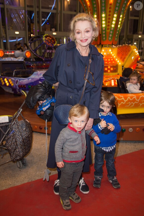 Caroline Silhol et ses petits-enfants Ferdinand et Darius - Veuillez flouter le visage des enfants avant publication - Inauguration de la 3e édition "Jours de Fêtes" au Grand Palais à Paris le 17 décembre 2015.