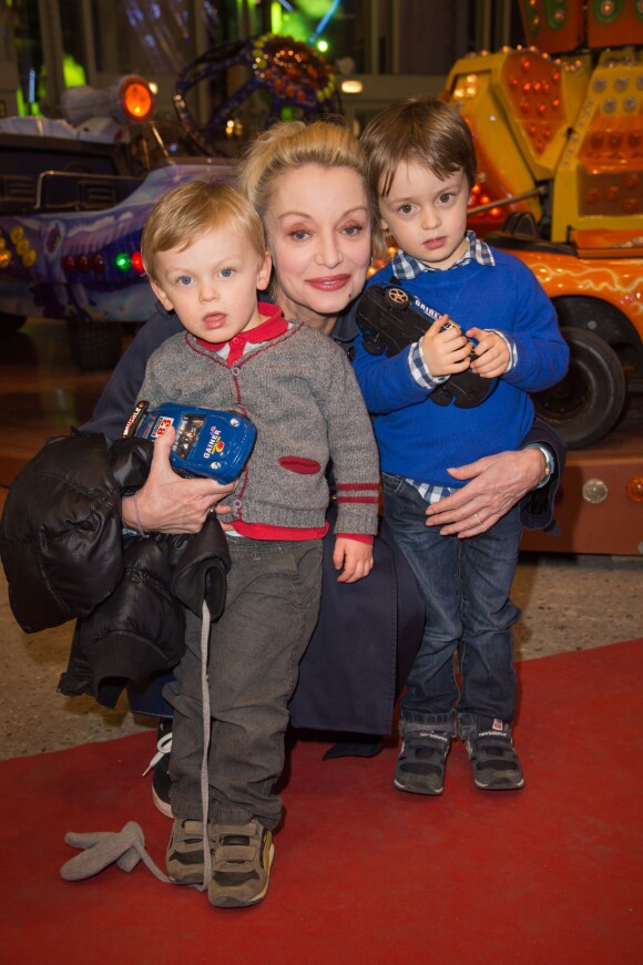 Caroline Silhol et ses petits-enfants Ferdinand et Darius - Veuillez flouter le visage des enfants avant publication - Inauguration de la 3e édition "Jours de Fêtes" au Grand Palais à Paris le 17 décembre 2015.