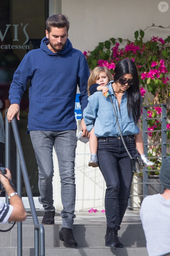 Kourtney Kardashian, Scott Disick et leur fille Penelope à Calabasas, Los Angeles, le 9 décembre 2015.