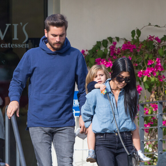 Kourtney Kardashian, Scott Disick et leur fille Penelope à Calabasas, Los Angeles, le 9 décembre 2015.
