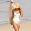 Exclusif - La blogueuse et créatrice de maillots Natasha Oakley passe la journée avec son compagnon Gilles Souteyrand sur une plage de Hawai le 19 décembre 2015.