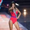 Iris Mittenaere en maillot de bain une pièce, lors de l'élection de Miss France 2016 au Zénith de Lille, le samedi 19 décembre 2015.