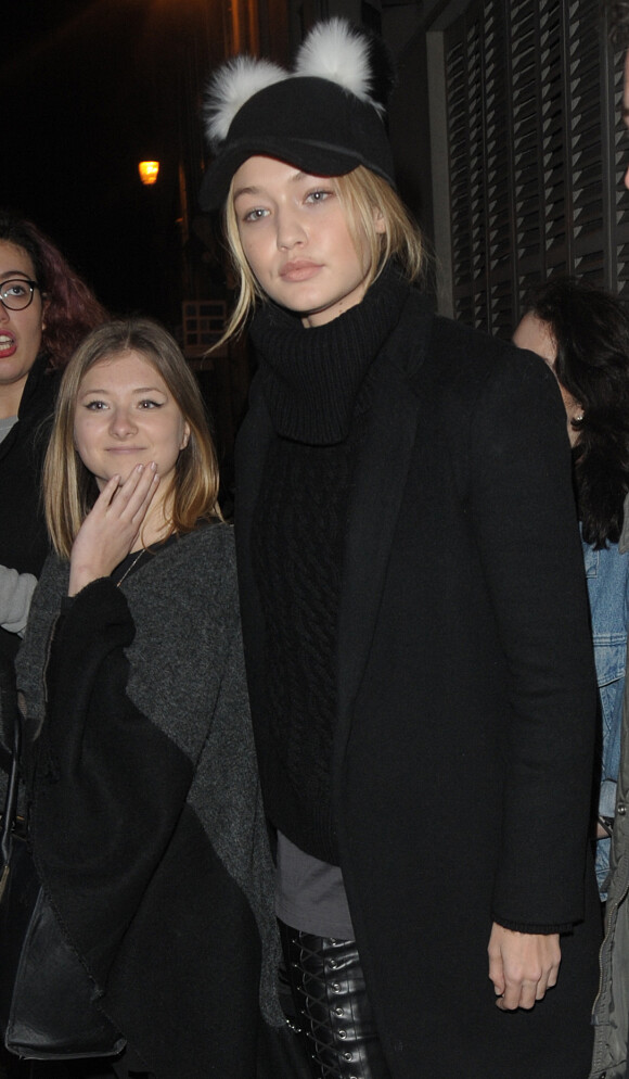 Gigi Hadid et sa soeur Bella à Paris le 16 décembre 2015.