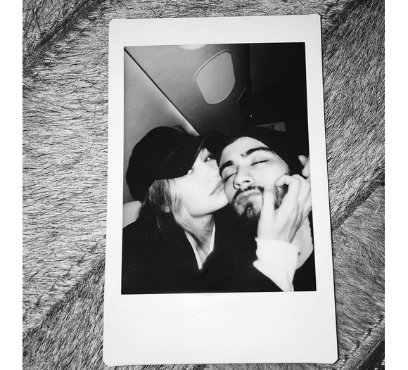 Gigi Hadid et Zayn Malik confirment être en couple en postant un selfie d'eux en amoureux sur les réseaux sociaux, le 20 décembre 2015. Photo postée sur le compte Instagram de l'ex-membre des One Direction.