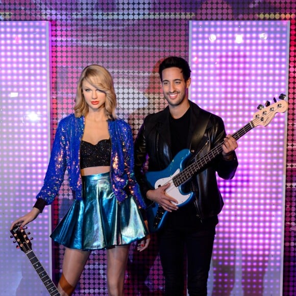 Le youtubeur Sami Slimani dévoile la nouvelle statue de cire de Taylor Swift au Musée Madame Tussauds à Berlin, le 17 décembre 2015.