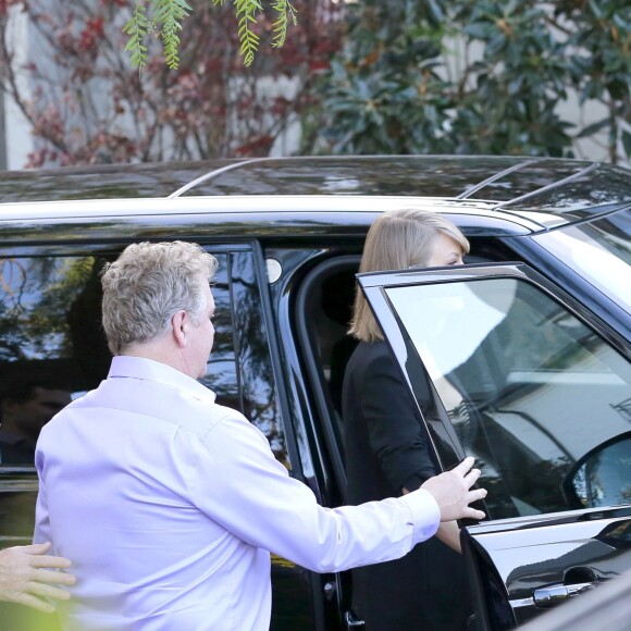 Exclusif - Taylor Swift se rend avec son compagnon Calvin Harris et ses parents, Scott et Andrea, chez des amis pour fêter son anniversaire à Beverly Hills. Le 13 décembre 2015 © CPA / Bestimage