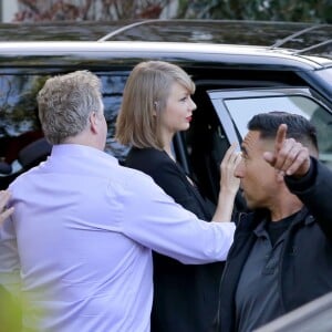 Exclusif - Taylor Swift se rend avec son compagnon Calvin Harris et ses parents, Scott et Andrea, chez des amis pour fêter son anniversaire à Beverly Hills. Le 13 décembre 2015 © CPA / Bestimage