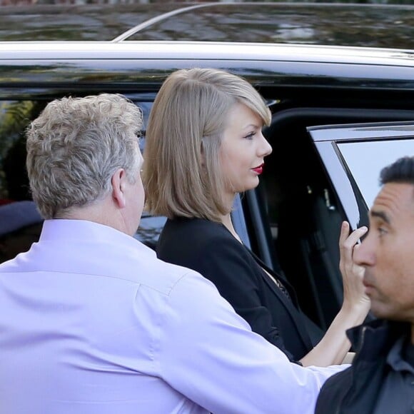 Exclusif - Taylor Swift se rend avec son compagnon Calvin Harris et ses parents, Scott et Andrea, chez des amis pour fêter son anniversaire à Beverly Hills. Le 13 décembre 2015 © CPA / Bestimage