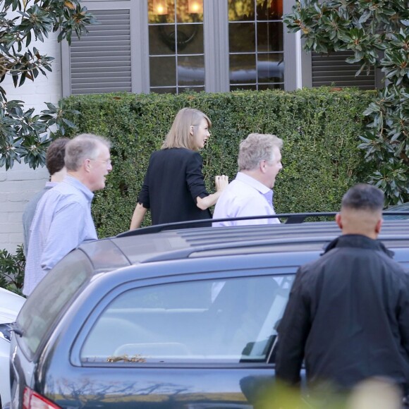 Exclusif - Taylor Swift se rend avec son compagnon Calvin Harris et ses parents, Scott et Andrea, chez des amis pour fêter son anniversaire à Beverly Hills. Le 13 décembre 2015 © CPA / Bestimage