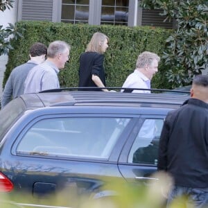 Exclusif - Taylor Swift se rend avec son compagnon Calvin Harris et ses parents, Scott et Andrea, chez des amis pour fêter son anniversaire à Beverly Hills. Le 13 décembre 2015 © CPA / Bestimage