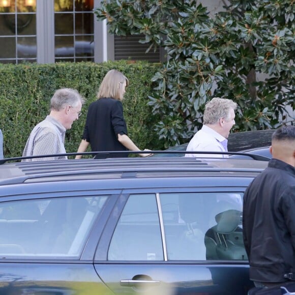 Exclusif - Taylor Swift se rend avec son compagnon Calvin Harris et ses parents, Scott et Andrea, chez des amis pour fêter son anniversaire à Beverly Hills. Le 13 décembre 2015 © CPA / Bestimage