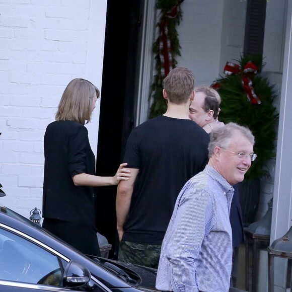 Exclusif - Taylor Swift se rend avec son compagnon Calvin Harris et ses parents, Scott et Andrea, chez des amis pour fêter son anniversaire à Beverly Hills. Le 13 décembre 2015 © CPA / Bestimage