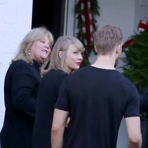 Exclusif - Taylor Swift se rend avec son compagnon Calvin Harris et ses parents, Scott et Andrea, chez des amis pour fêter son anniversaire à Beverly Hills. Le 13 décembre 2015 © CPA / Bestimage