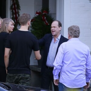 Exclusif - Taylor Swift se rend avec son compagnon Calvin Harris et ses parents, Scott et Andrea, chez des amis pour fêter son anniversaire à Beverly Hills. Le 13 décembre 2015 © CPA / Bestimage