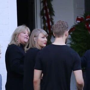 Exclusif - Taylor Swift se rend avec son compagnon Calvin Harris et ses parents, Scott et Andrea, chez des amis pour fêter son anniversaire à Beverly Hills. Le 13 décembre 2015 © CPA / Bestimage