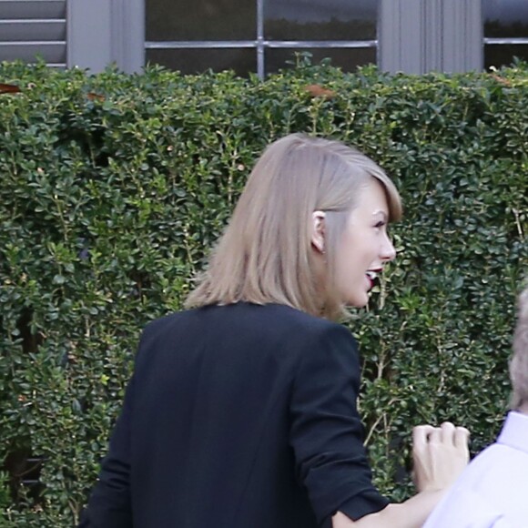 Exclusif - Taylor Swift se rend avec son compagnon Calvin Harris et ses parents, Scott et Andrea, chez des amis pour fêter son anniversaire à Beverly Hills. Le 13 décembre 2015 © CPA / Bestimage