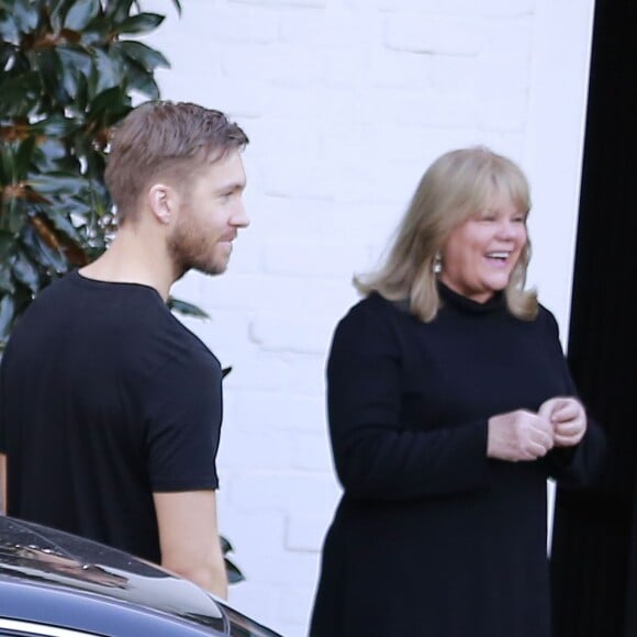 Exclusif - Taylor Swift se rend avec son compagnon Calvin Harris et ses parents, Scott et Andrea, chez des amis pour fêter son anniversaire à Beverly Hills. Le 13 décembre 2015 © CPA / Bestimage