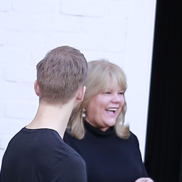 Exclusif - Taylor Swift se rend avec son compagnon Calvin Harris et ses parents, Scott et Andrea, chez des amis pour fêter son anniversaire à Beverly Hills. Le 13 décembre 2015 © CPA / Bestimage