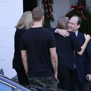 Exclusif - Taylor Swift se rend avec son compagnon Calvin Harris et ses parents, Scott et Andrea, chez des amis pour fêter son anniversaire à Beverly Hills. Le 13 décembre 2015 © CPA / Bestimage