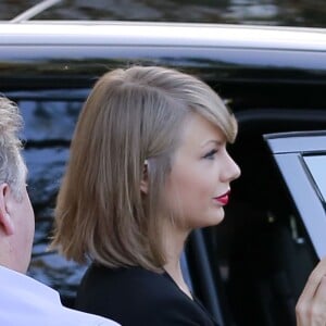 Exclusif - Taylor Swift se rend avec son compagnon Calvin Harris et ses parents, Scott et Andrea, chez des amis pour fêter son anniversaire à Beverly Hills. Le 13 décembre 2015 © CPA / Bestimage