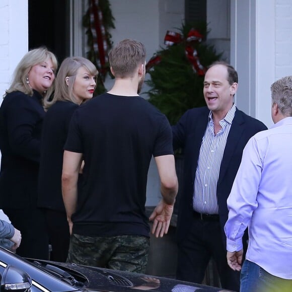 Exclusif - Taylor Swift se rend avec son compagnon Calvin Harris et ses parents, Scott et Andrea, chez des amis pour fêter son anniversaire à Beverly Hills. Le 13 décembre 2015 © CPA / Bestimage