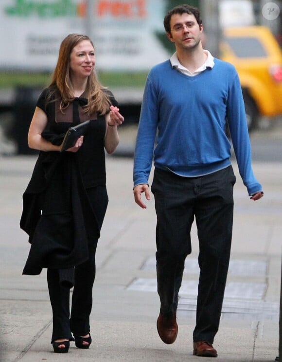 Exclusif - Chelsea Clinton et son mari Marc Mezvinsky à New York, le 10 mai 2015