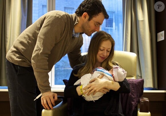 Chelsea Clinton et son mari Marc Mezvinsky avec leur fille Charlotte Clinton Mezvinsky, qui vient de naître, à l'hôpital à New York, le 26 septembre 2014