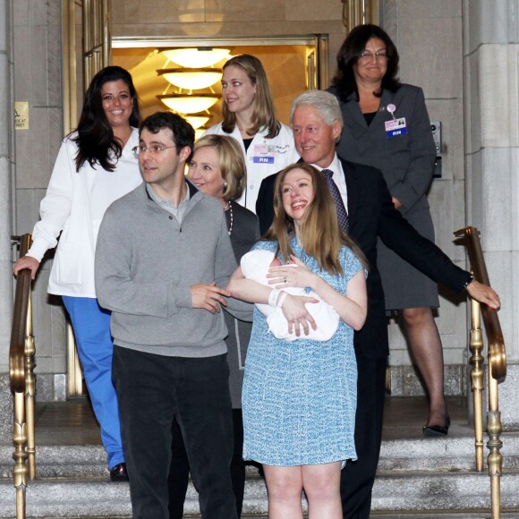 Chelsea Clinton, son mari Marc Mezvinsky et leur fille Charlotte avec Bill et Hillary Clinton à a sortie de l'hôpital à New York, le 29 septembre 2014