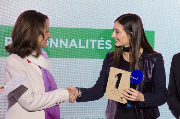 Exclusif - Ségolène Royal (présidente du jury), et Oriane Piccard (qui reçoit le prix "Personnalités" au nom de son père Bertrand Piccard, pour Solar Impulse) - Cérémonie de remise des "Trophées Europe 1 de l'environnement" au Pavillon d'Armenonville à Paris, le 21 décembre 2015.