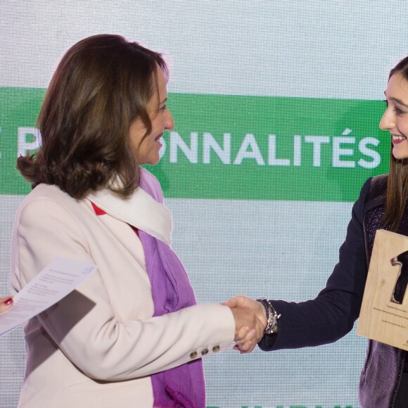 Exclusif - Ségolène Royal (présidente du jury), et Oriane Piccard (qui reçoit le prix "Personnalités" au nom de son père Bertrand Piccard, pour Solar Impulse) - Cérémonie de remise des "Trophées Europe 1 de l'environnement" au Pavillon d'Armenonville à Paris, le 21 décembre 2015.