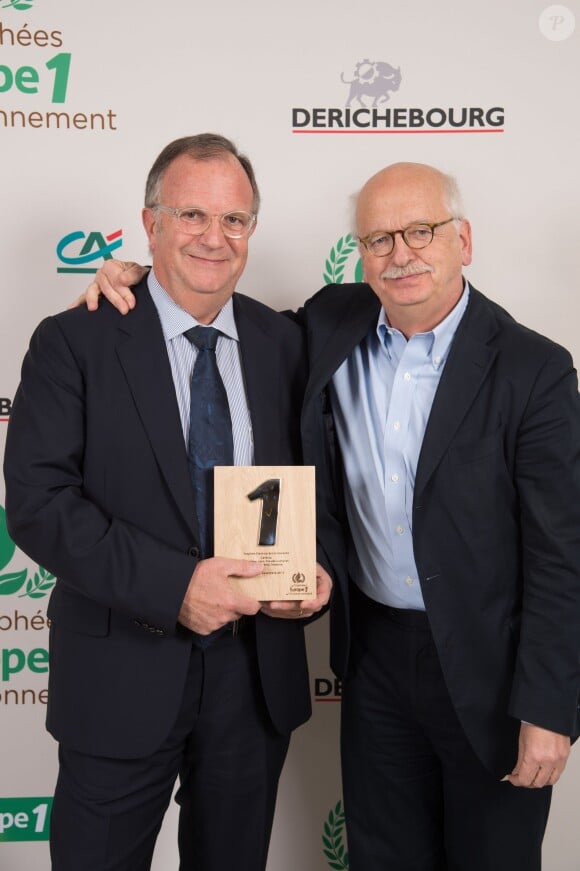Exclusif - Jean-Claude Lumaret et Erik Orsenna avec le trophée "Start-up éco-innovante" pour Carbios - Cérémonie de remise des "Trophées Europe 1 de l'environnement" au Pavillon d'Armenonville à Paris, le 21 décembre 2015.