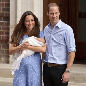 Kate Middleton en Jenny Packham à la sortie de la maternité Lindo de l'hôpital St Mary avec son fils George de Cambridge à Londres le 23 juillet 2013.