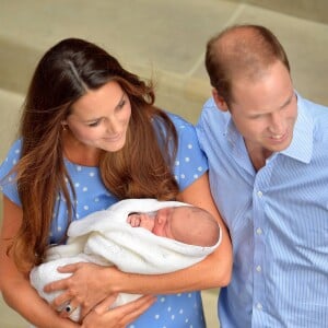 Kate Middleton en Jenny Packham à la sortie de la maternité Lindo de l'hôpital St Mary avec son fils George de Cambridge à Londres le 23 juillet 2013.