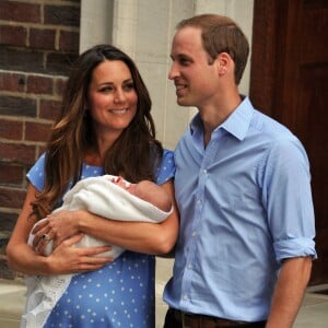 Kate Middleton en Jenny Packham à la sortie de la maternité Lindo de l'hôpital St Mary avec son fils George de Cambridge à Londres le 23 juillet 2013.