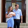 Kate Middleton en Jenny Packham à la sortie de la maternité Lindo de l'hôpital St Mary avec son fils George de Cambridge à Londres le 23 juillet 2013.