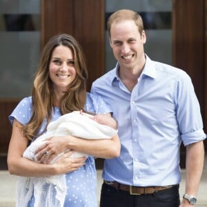 Kate Middleton en Jenny Packham à la sortie de la maternité Lindo de l'hôpital St Mary avec son fils George de Cambridge à Londres le 23 juillet 2013.