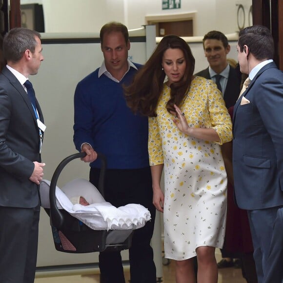 Kate Middleton en Jenny Packham le 2 mai 2015 à la sortie de la maternité Lindo de l'hôpital St Mary avec sa fille Charlotte de Cambridge