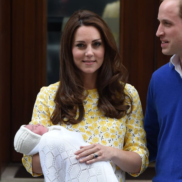 Kate Middleton en Jenny Packham le 2 mai 2015 à la sortie de la maternité Lindo de l'hôpital St Mary avec sa fille Charlotte de Cambridge