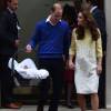 Kate Middleton en Jenny Packham le 2 mai 2015 à la sortie de la maternité Lindo de l'hôpital St Mary avec sa fille Charlotte de Cambridge